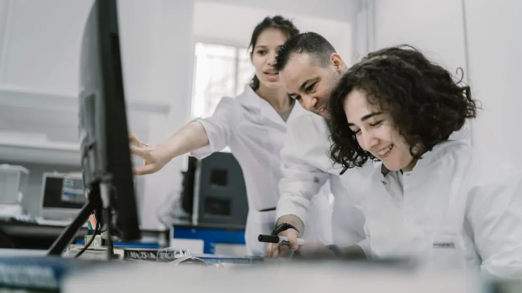 Equipo de investigación preparando un proyecto internacional de I+D con Japón