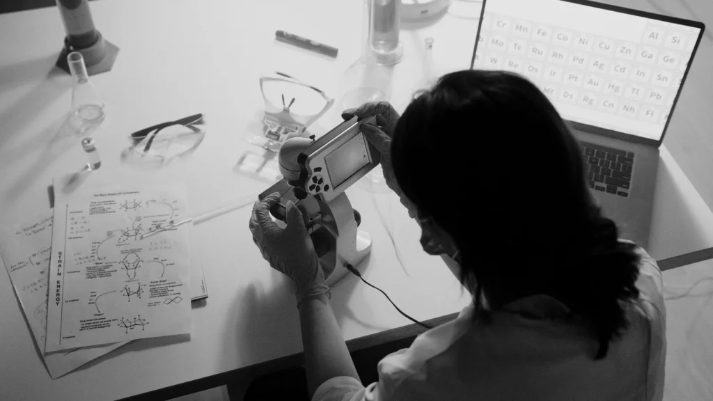 Personal investigador trabajando en un laboratorio científico