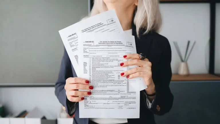 Comprobación de facturas de servicios recurrentes antes del cierre mensual