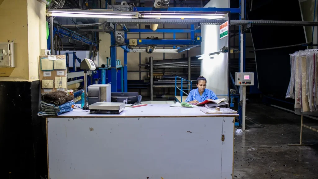 Personal revisando condiciones laborales del nuevo convenio de la ONCE