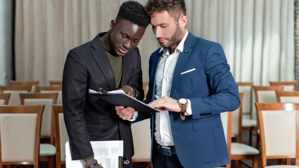 Profesionales revisando la segregación societaria de EDP Clientes