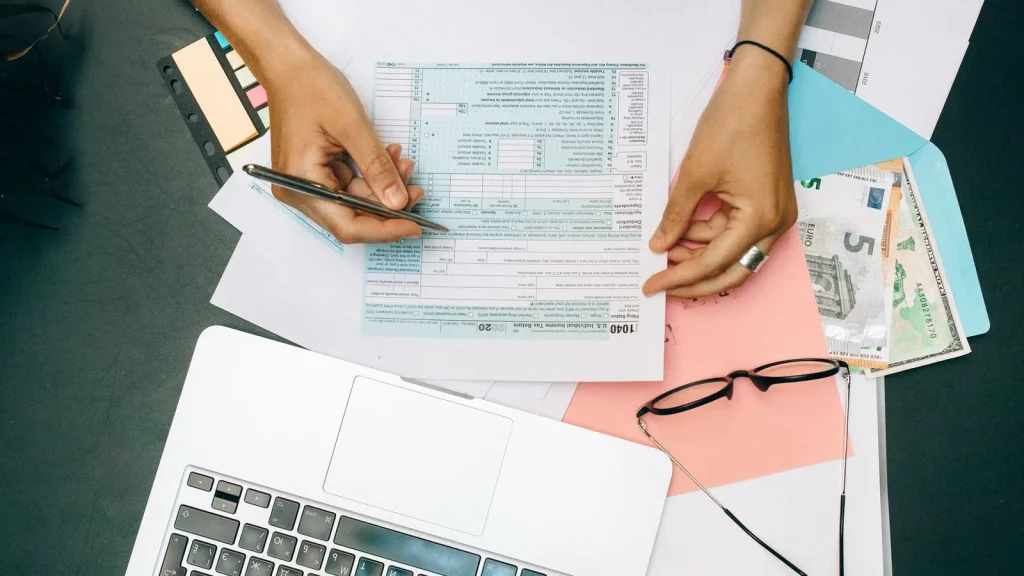Factura de anticipo y documentación de un pago adelantado