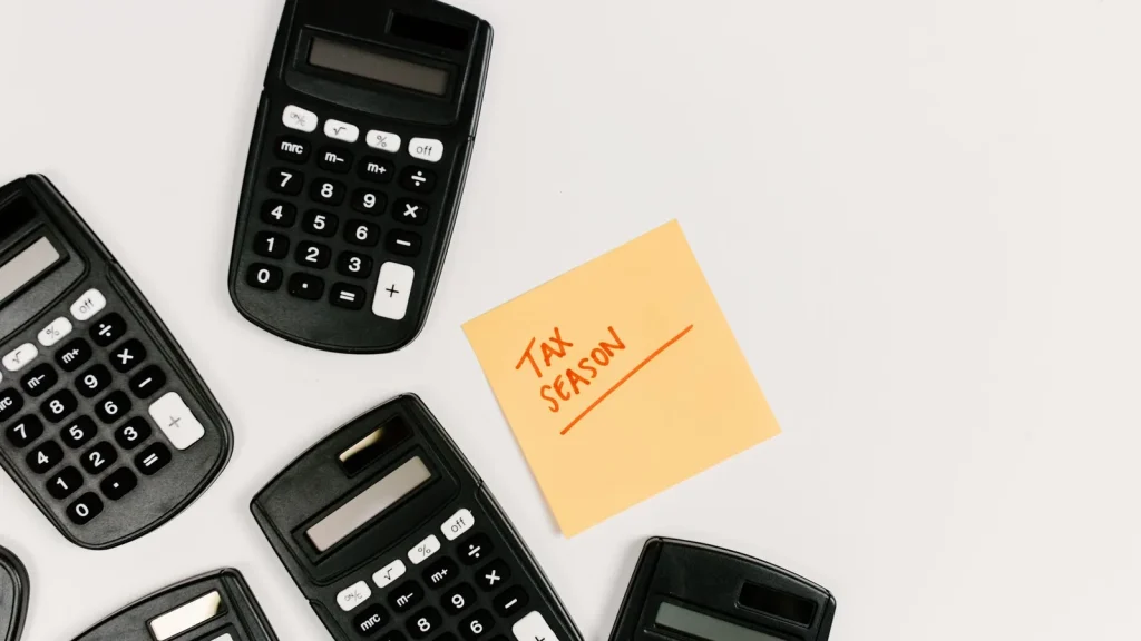 Documentación fiscal y calculadora para gestión de impuestos y facturación