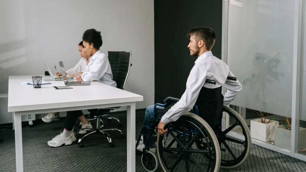 Equipo profesional en un entorno laboral accesible e inclusivo