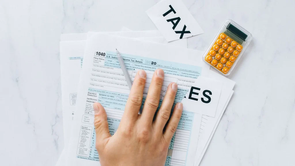 Modelo 303 de IVA y documentación fiscal sobre una mesa