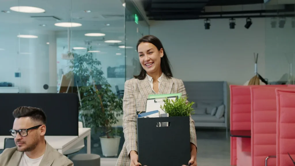Joven profesional incorporándose a un nuevo entorno de trabajo