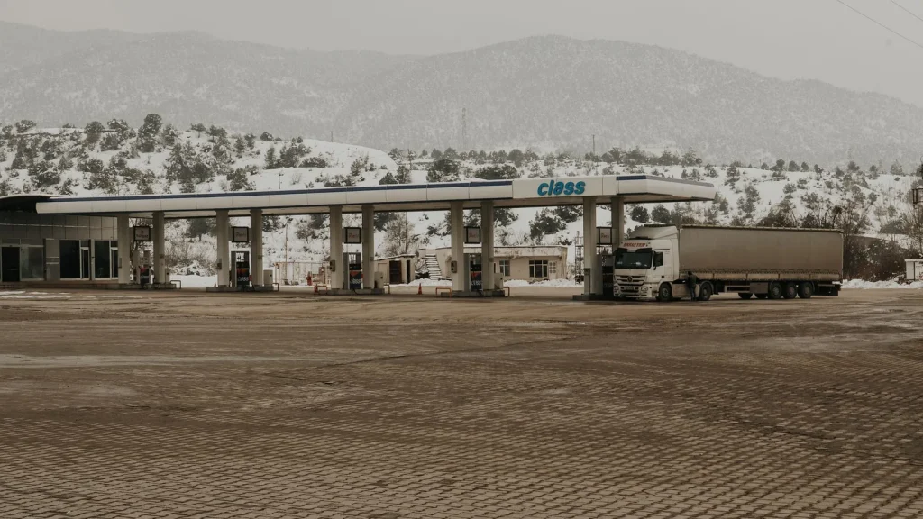 El RDL 25/2026 cambia desde octubre la fiscalidad de carburantes y prorroga ayudas al transporte