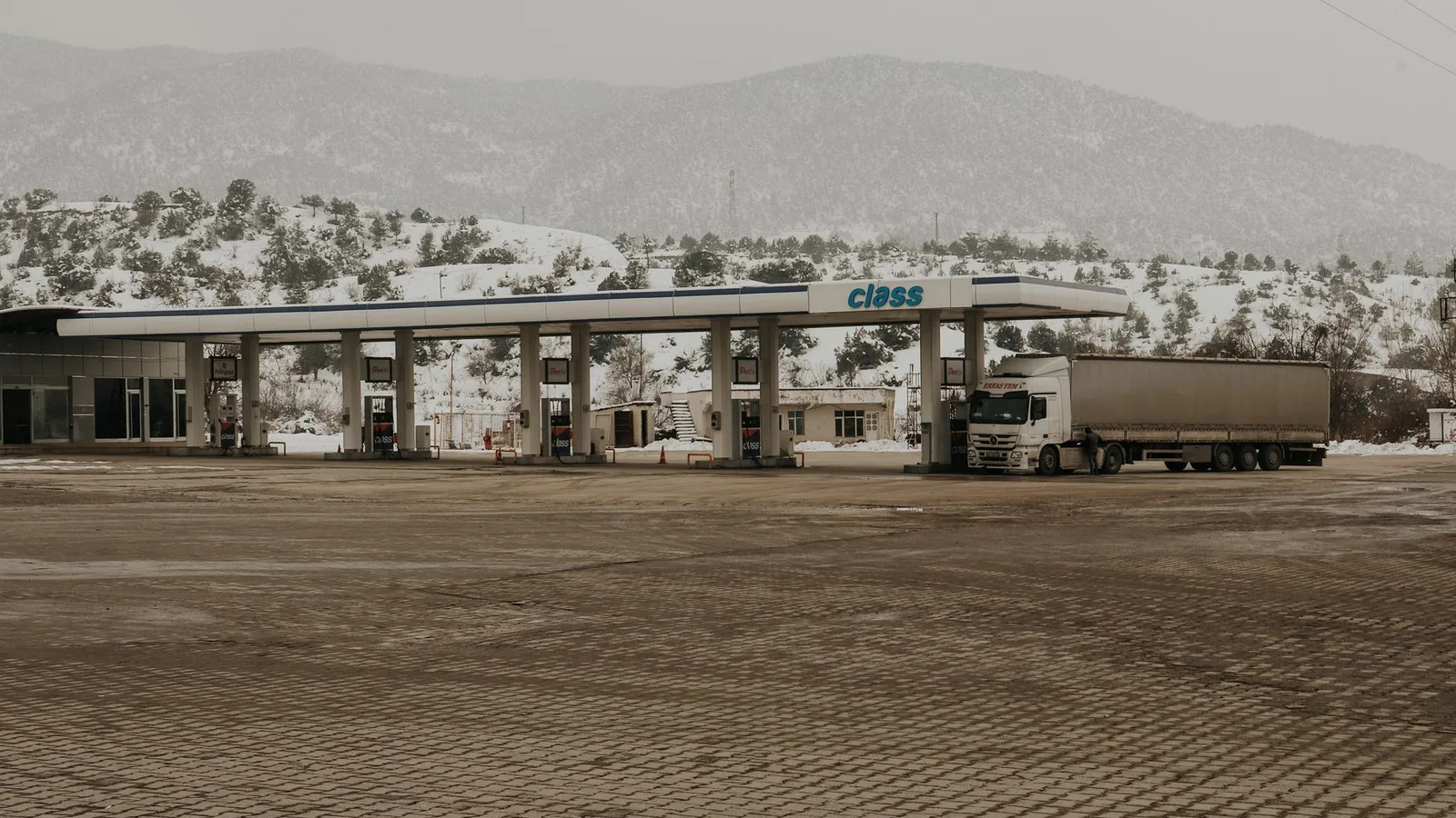 El RDL 25/2026 cambia desde octubre la fiscalidad de carburantes y prorroga ayudas al transporte